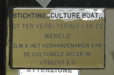 908341 Afbeelding van het bordje 'STICHTING CULTURE BOAT / ST. TER VERBETERING VAN DE WERELD / D.M.V. HET VERAANGENAMEN ...